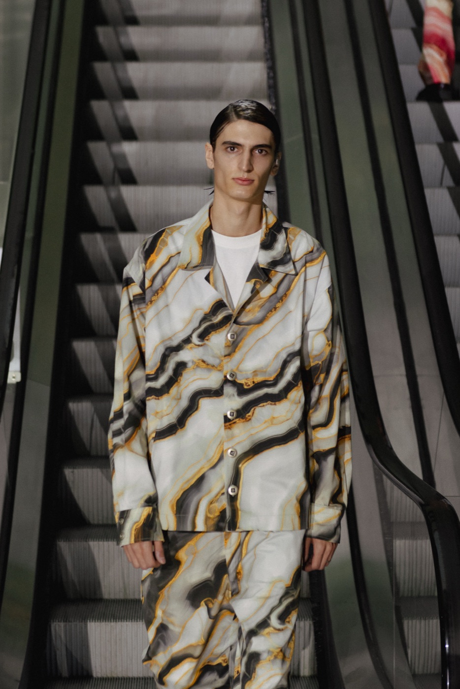 Akasha runway, grey marbled print look